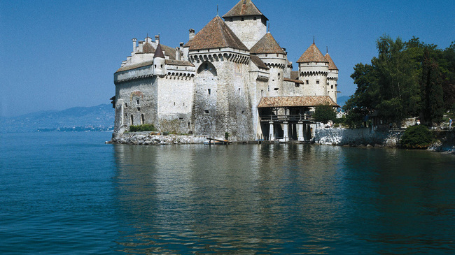 Switzerland. get natural. Chillon Castle near Montreux on the shores of Lake Geneva, Switzerland's most famous fortification. Schweiz. ganz natuerlich. Schloss Chillon bei Montreux am Genfersee (12.-14. Jh.), die beruehmteste Burganlage der Schweiz. Suisse. tout naturellement. Le chateau de Chillon (XIIe-XIVe s.) pres de Montreux, sur la rive du lac Leman. C'est la plus celebre forteresse medievale de Suisse. Copyright by Switzerland Tourism Byline: swiss-image.ch/Franziska Pfenniger